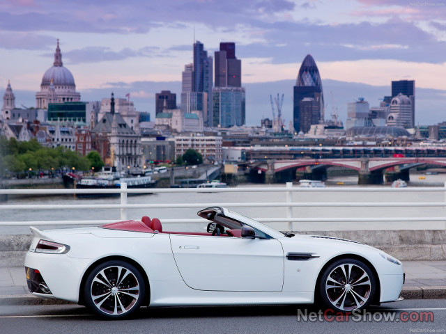 Aston Martin V12 Vantage Roadster фото