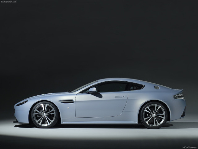 Aston Martin V12 Vantage RS фото