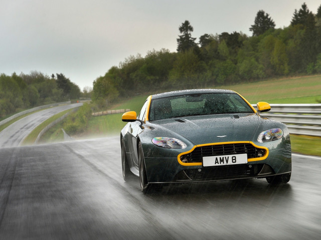 Aston Martin V8 Vantage GT фото