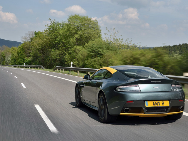 Aston Martin V8 Vantage GT фото