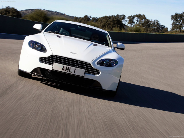 Aston Martin V8 Vantage S фото