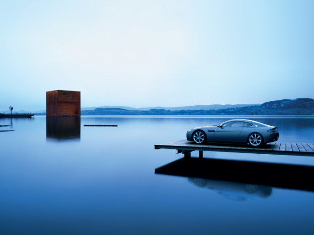 Aston Martin V8 Vantage фото