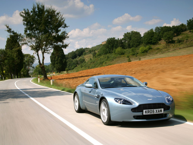 Aston Martin V8 Vantage фото