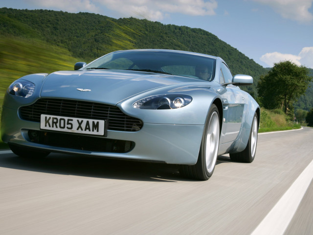 Aston Martin V8 Vantage фото