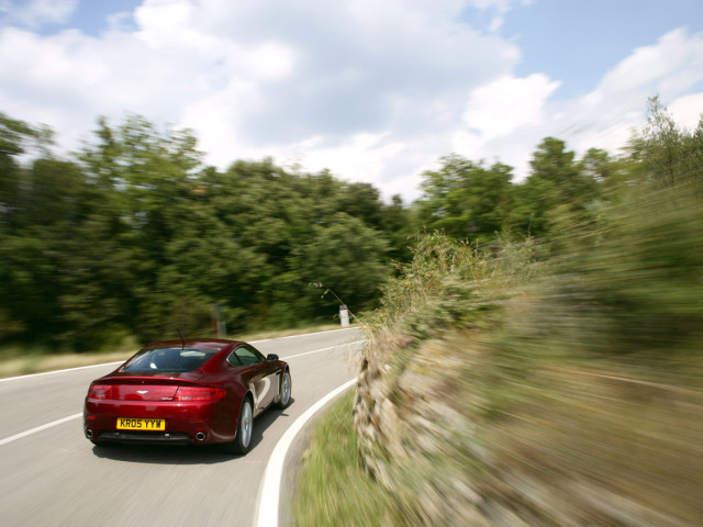 Aston Martin V8 Vantage фото