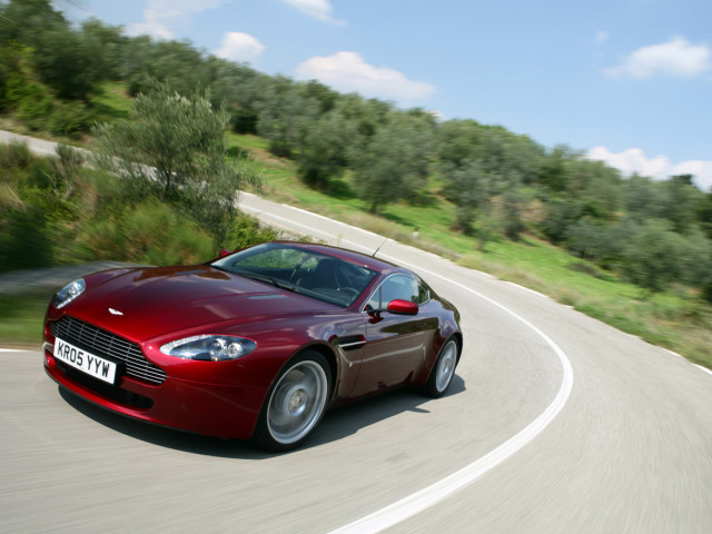 Aston Martin V8 Vantage фото