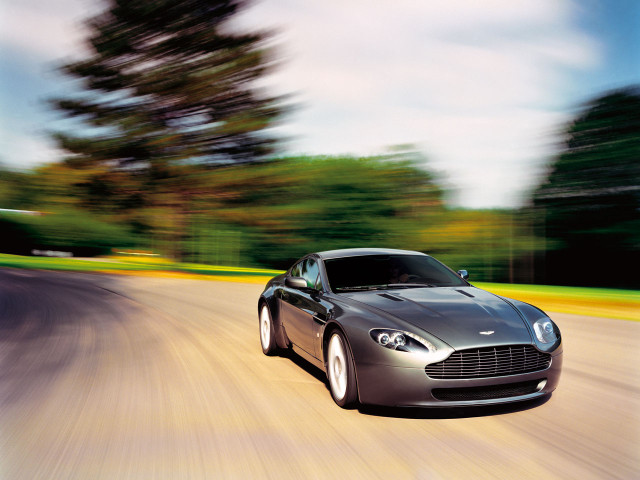 Aston Martin V8 Vantage фото