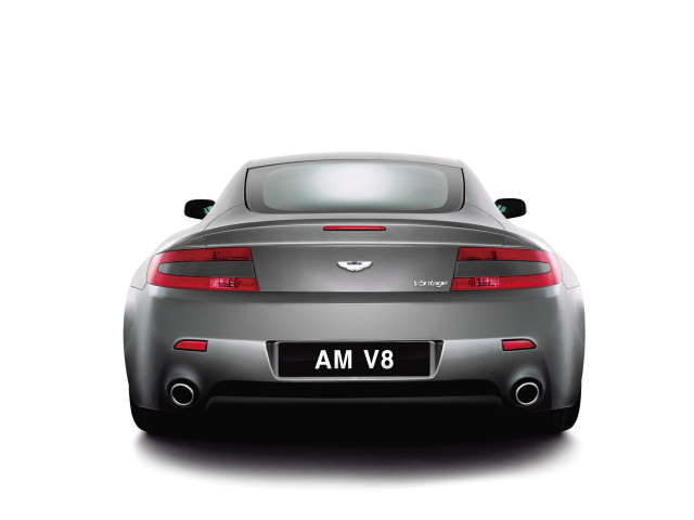 Aston Martin V8 Vantage фото