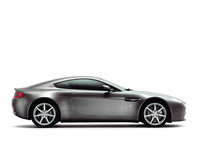 Aston Martin V8 Vantage фото