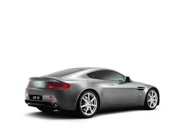 Aston Martin V8 Vantage фото