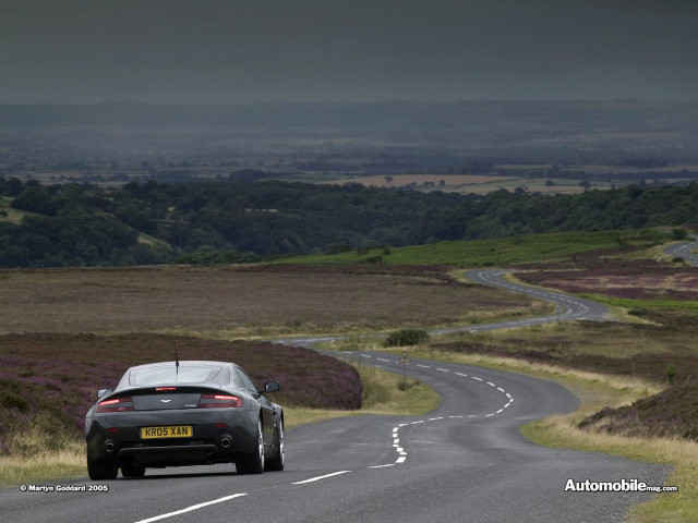 Aston Martin V8 Vantage фото