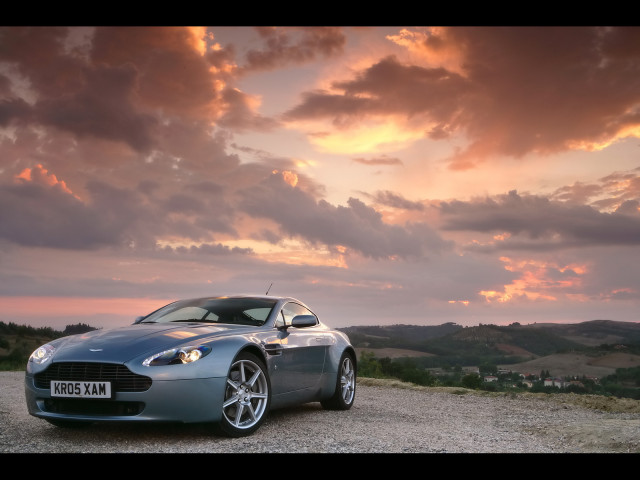 Aston Martin V8 Vantage фото