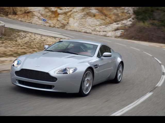 Aston Martin V8 Vantage фото