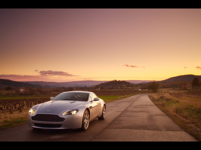 Aston Martin V8 Vantage фото