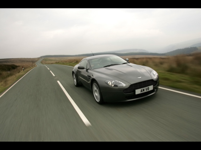 Aston Martin V8 Vantage фото