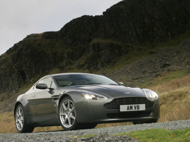 Aston Martin V8 Vantage фото