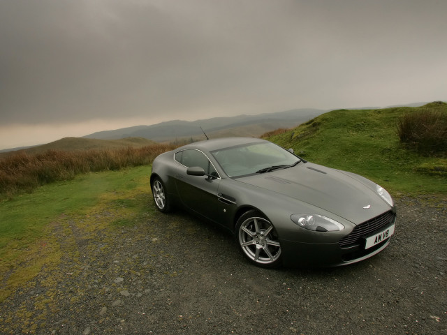 Aston Martin V8 Vantage фото