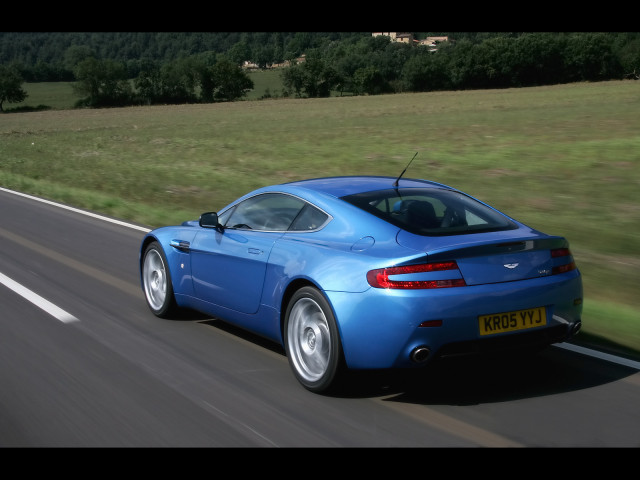 Aston Martin V8 Vantage фото