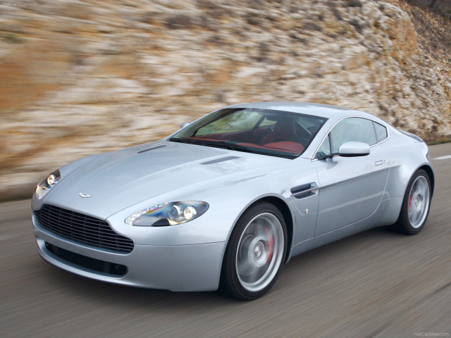 Aston Martin V8 Vantage фото