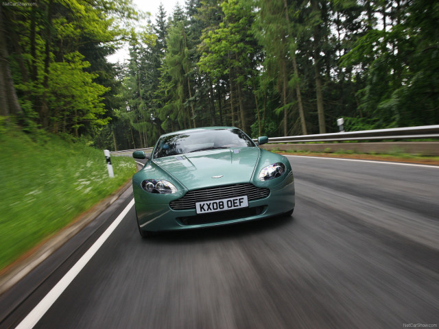 Aston Martin V8 Vantage фото