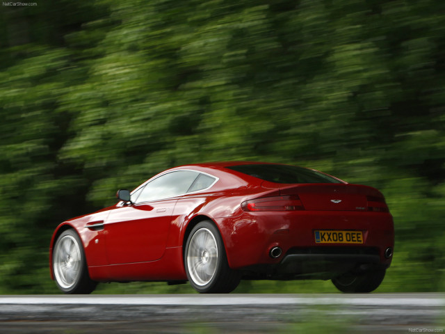 Aston Martin V8 Vantage фото