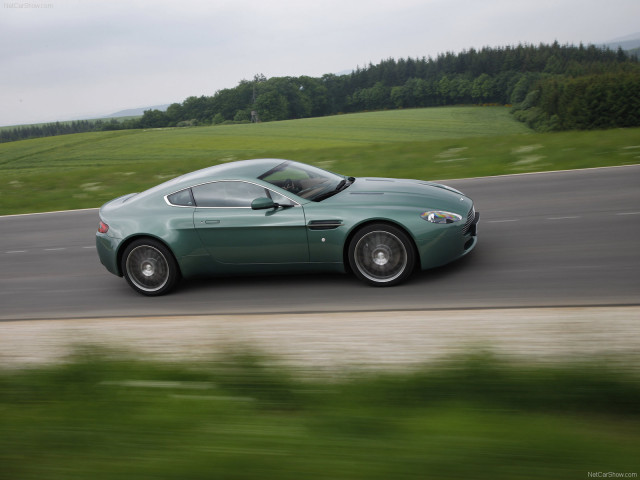 Aston Martin V8 Vantage фото