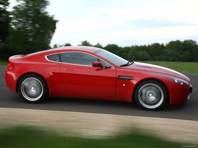 Aston Martin V8 Vantage фото