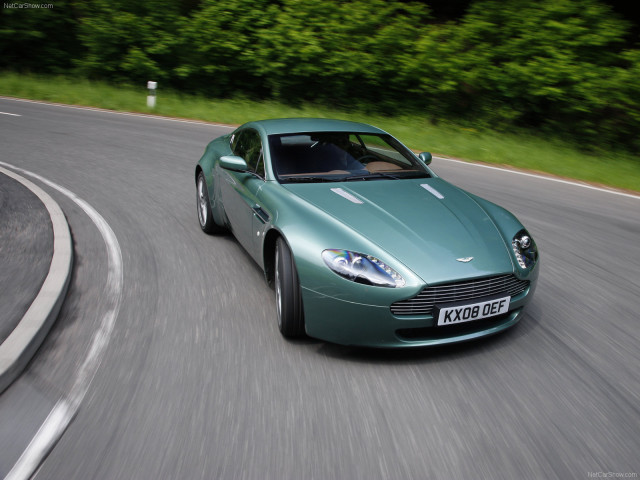 Aston Martin V8 Vantage фото