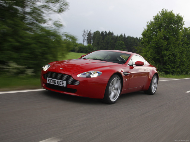 Aston Martin V8 Vantage фото