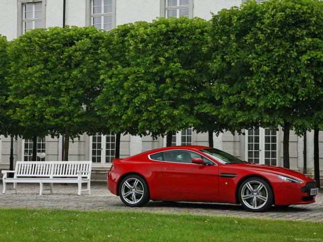 Aston Martin V8 Vantage фото