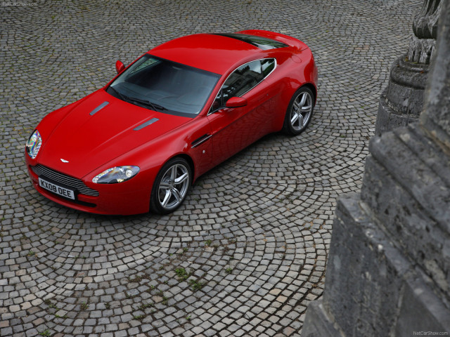 Aston Martin V8 Vantage фото