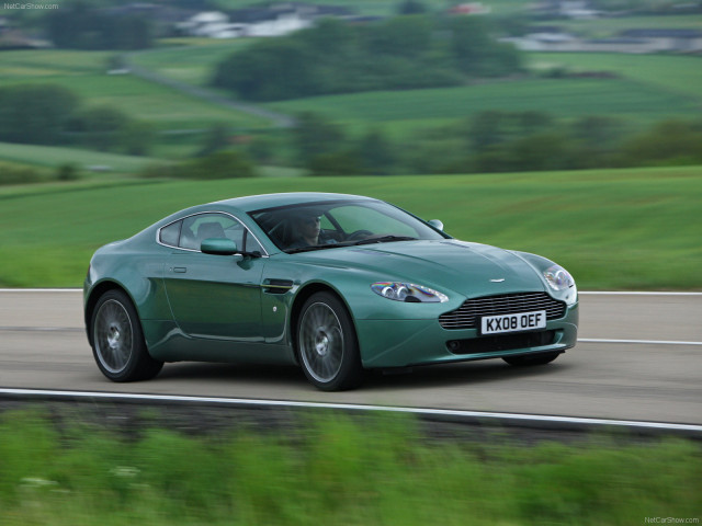 Aston Martin V8 Vantage фото