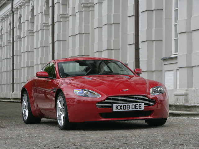 Aston Martin V8 Vantage фото