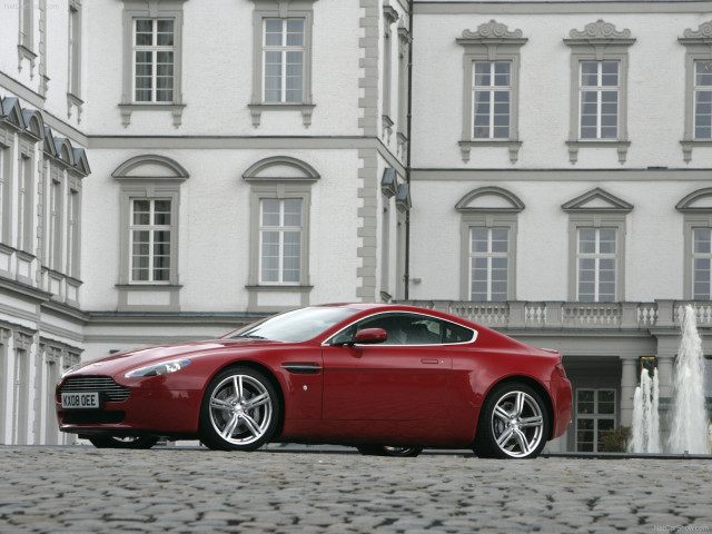 Aston Martin V8 Vantage фото