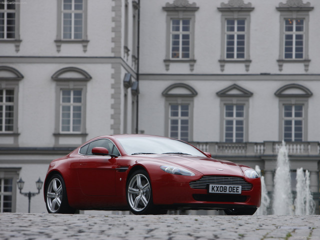 Aston Martin V8 Vantage фото