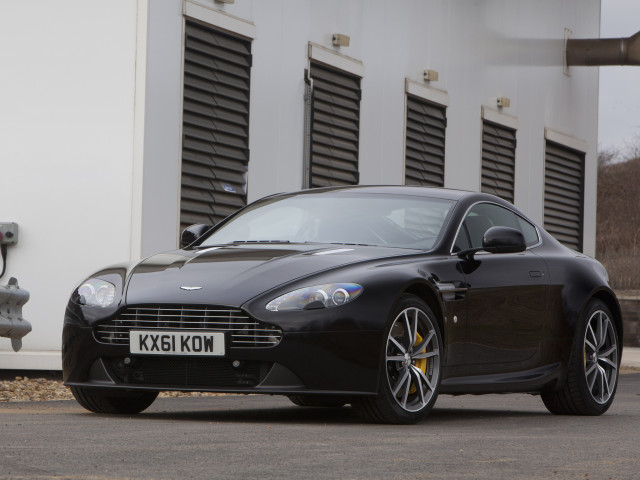 Aston Martin V8 Vantage фото