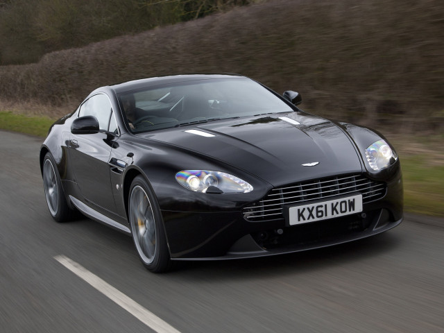 Aston Martin V8 Vantage фото