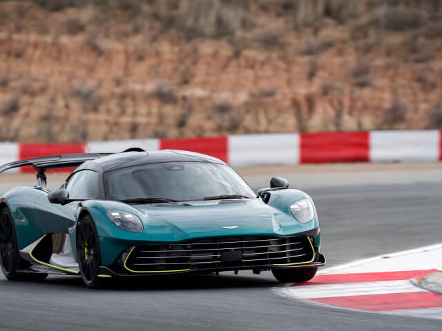Aston Martin Valhalla фото