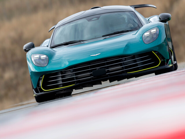 Aston Martin Valhalla фото