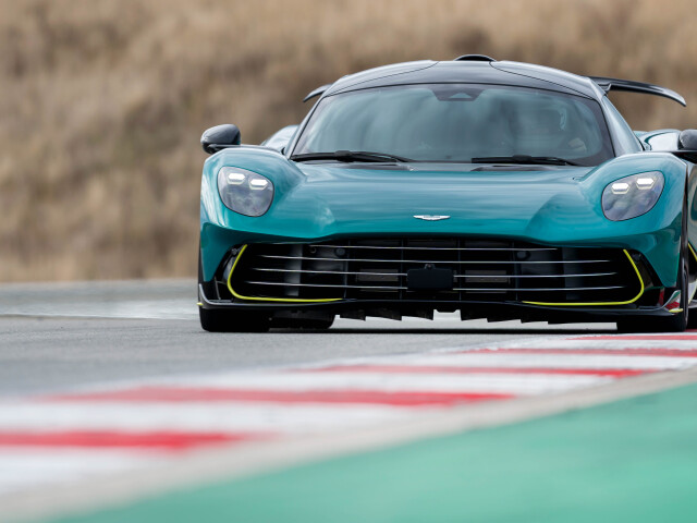 Aston Martin Valhalla фото