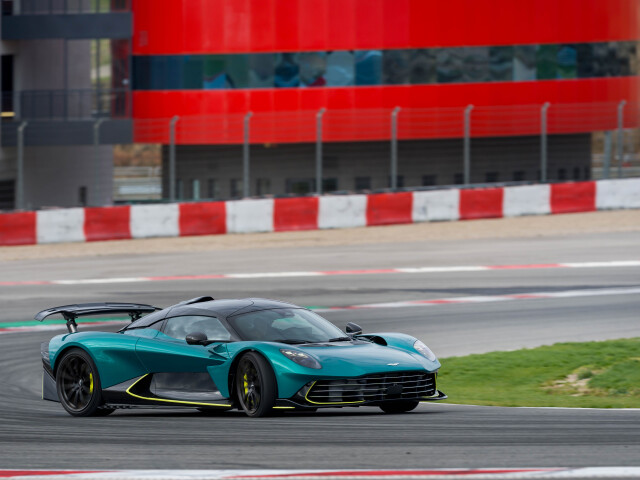 Aston Martin Valhalla фото