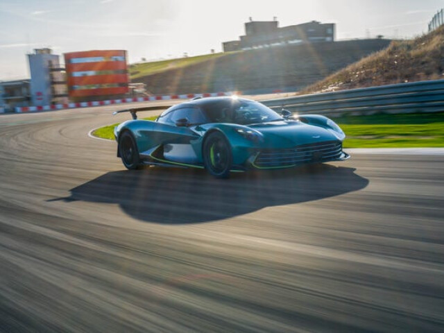 Aston Martin Valhalla фото