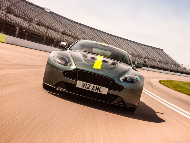 Aston Martin Vantage AMR фото