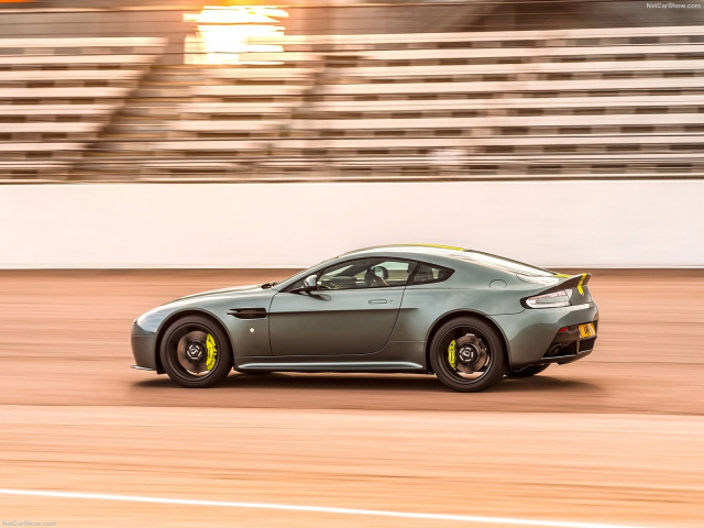 Aston Martin Vantage AMR фото