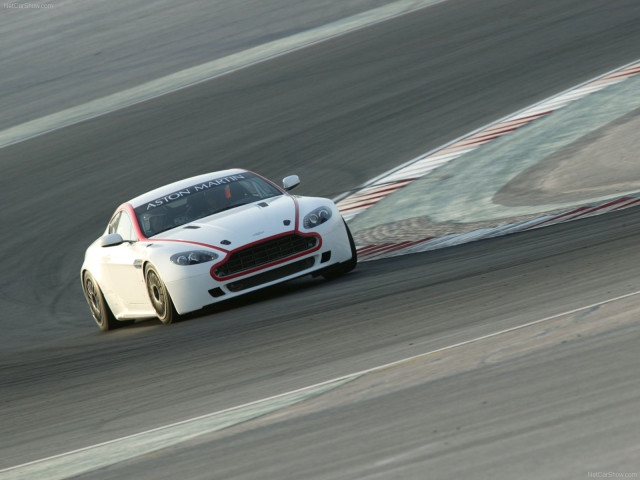 Aston Martin Vantage GT4 фото