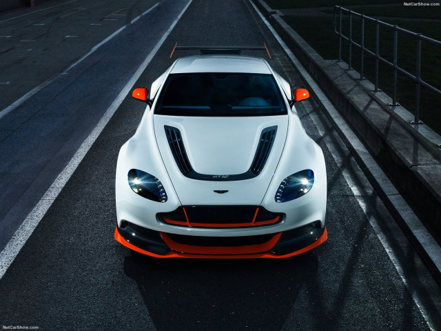 Aston Martin Vantage фото