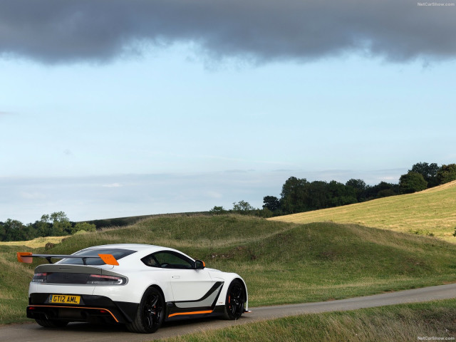 Aston Martin Vantage фото