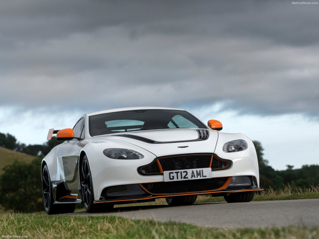 Aston Martin Vantage фото