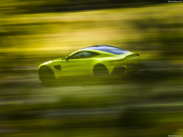 Aston Martin Vantage фото