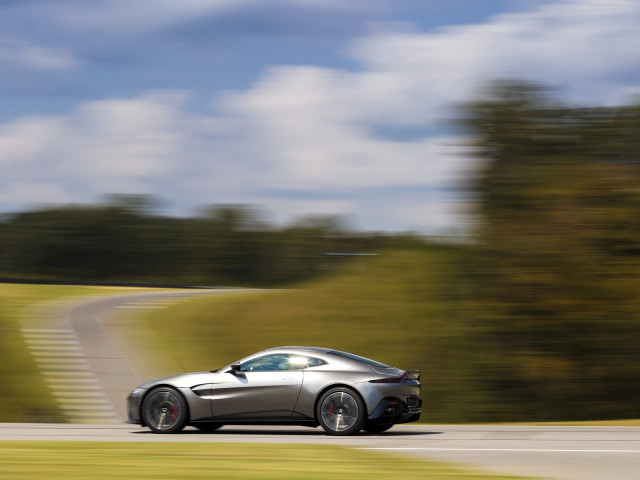 Aston Martin Vantage фото